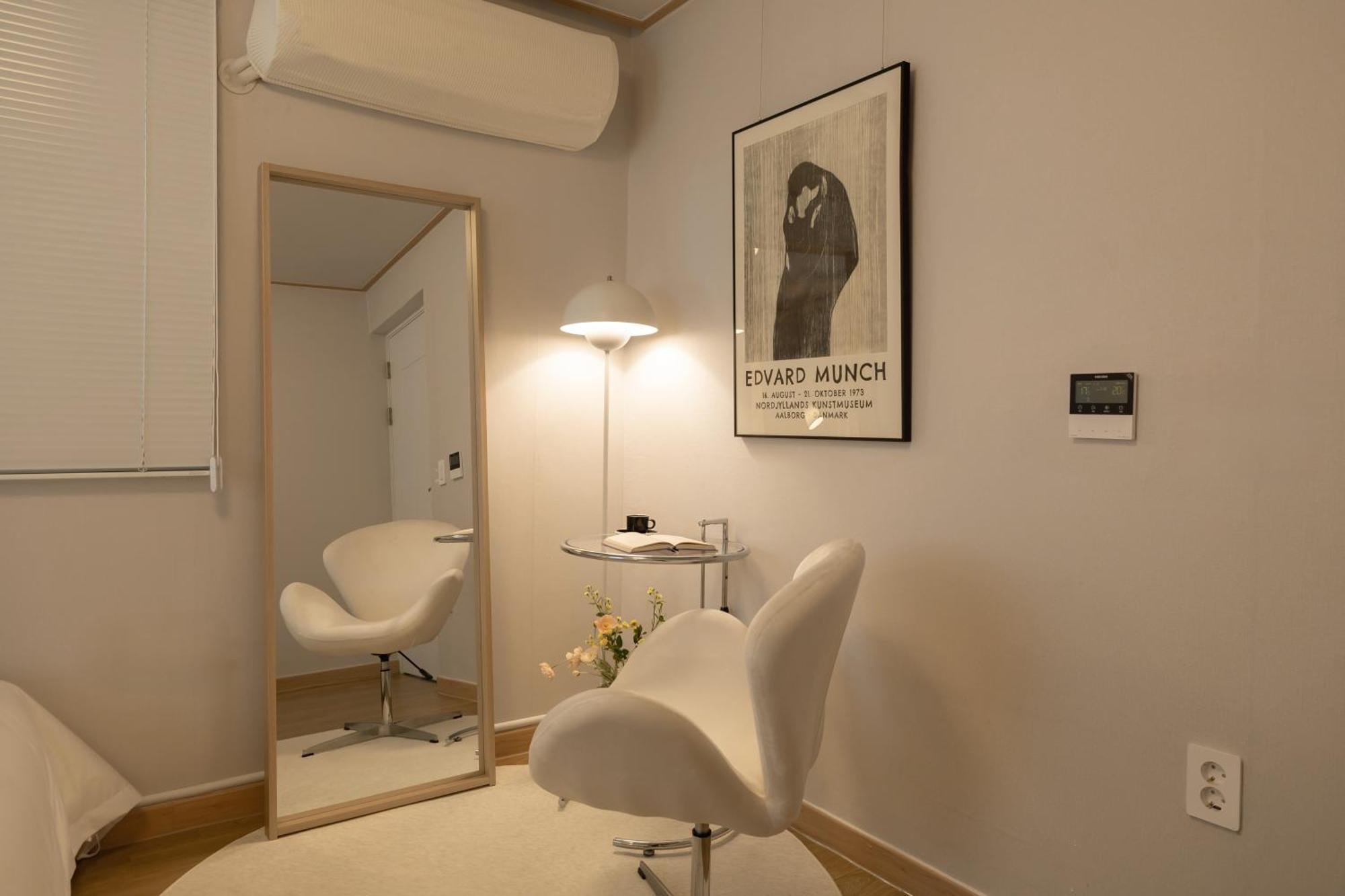 Experience The Vibrant Of At Our Stylish O-nol Apartment Seoul
